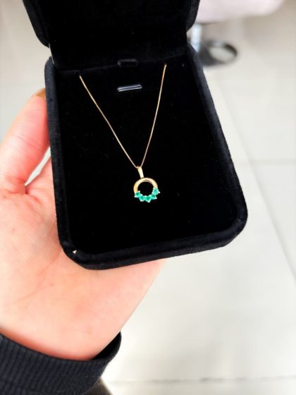 cadena en oro con esmerladas