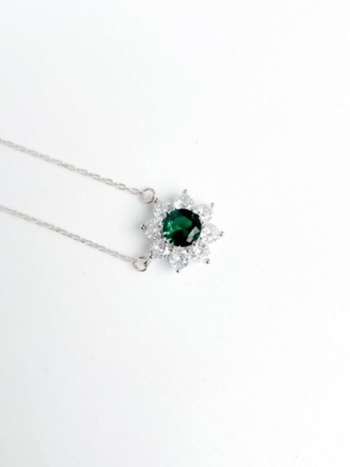 Cadena Flor Radiante en Plata con Piedra Verde