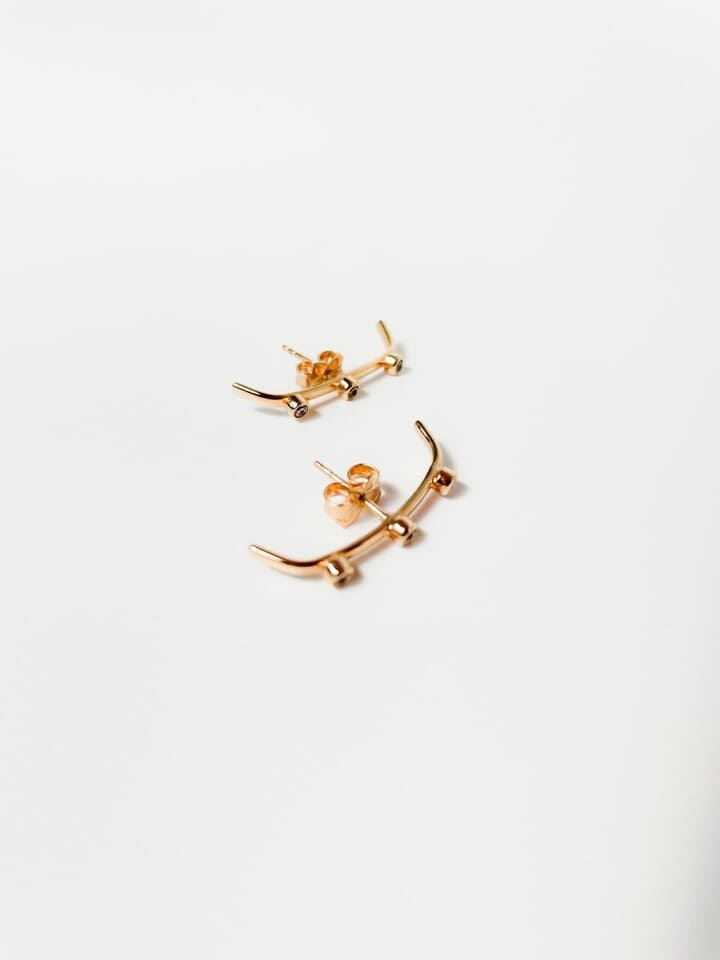 Topos Centello Radiante Dorados | Aretes Modernos y Elegantes