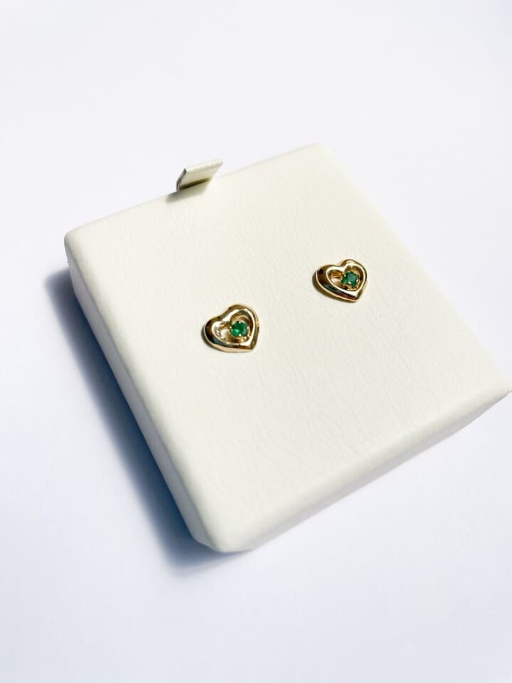 Topos Corazón Esmeralda en Oro | Aretes Finos y Elegantes