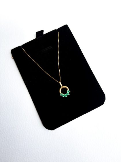 cadena elaborada en oro con esmeralda