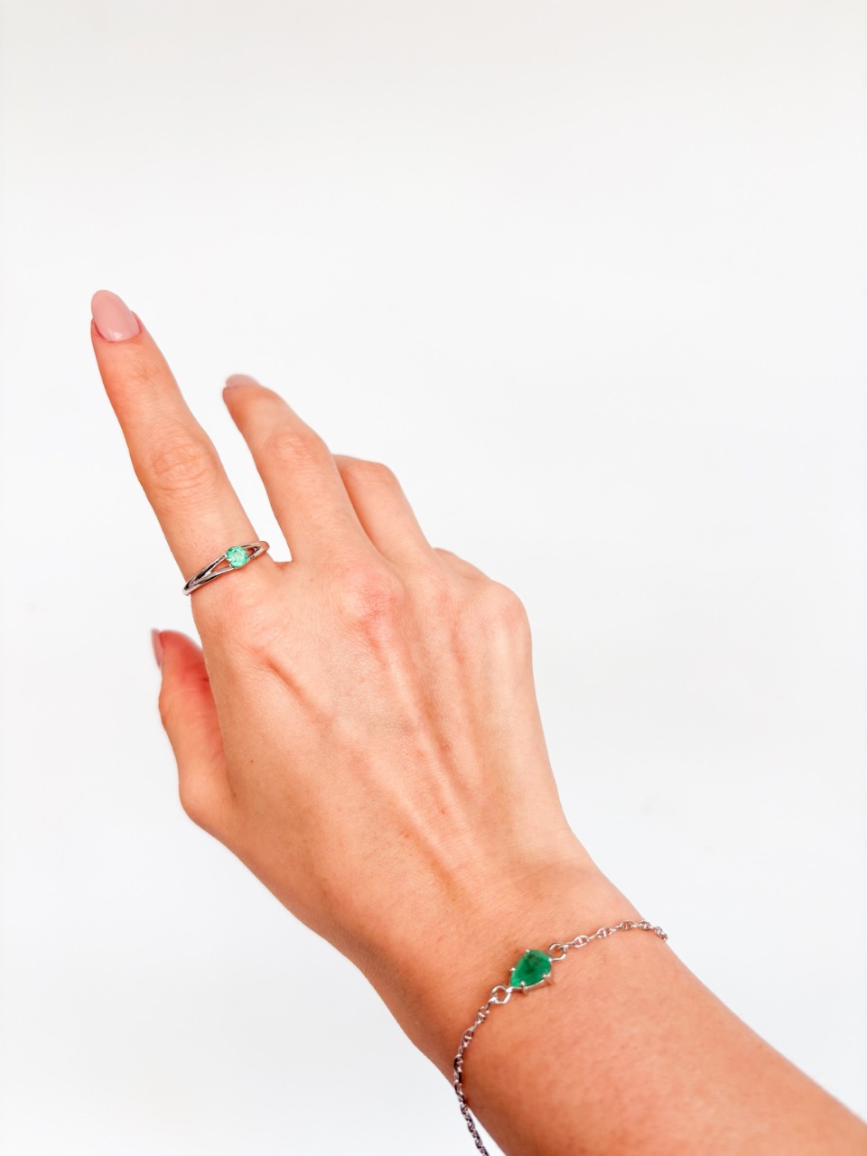 Anillo Solitario con Esmeralda 0.25 ct y Engaste 4 Uñas en Plata 925