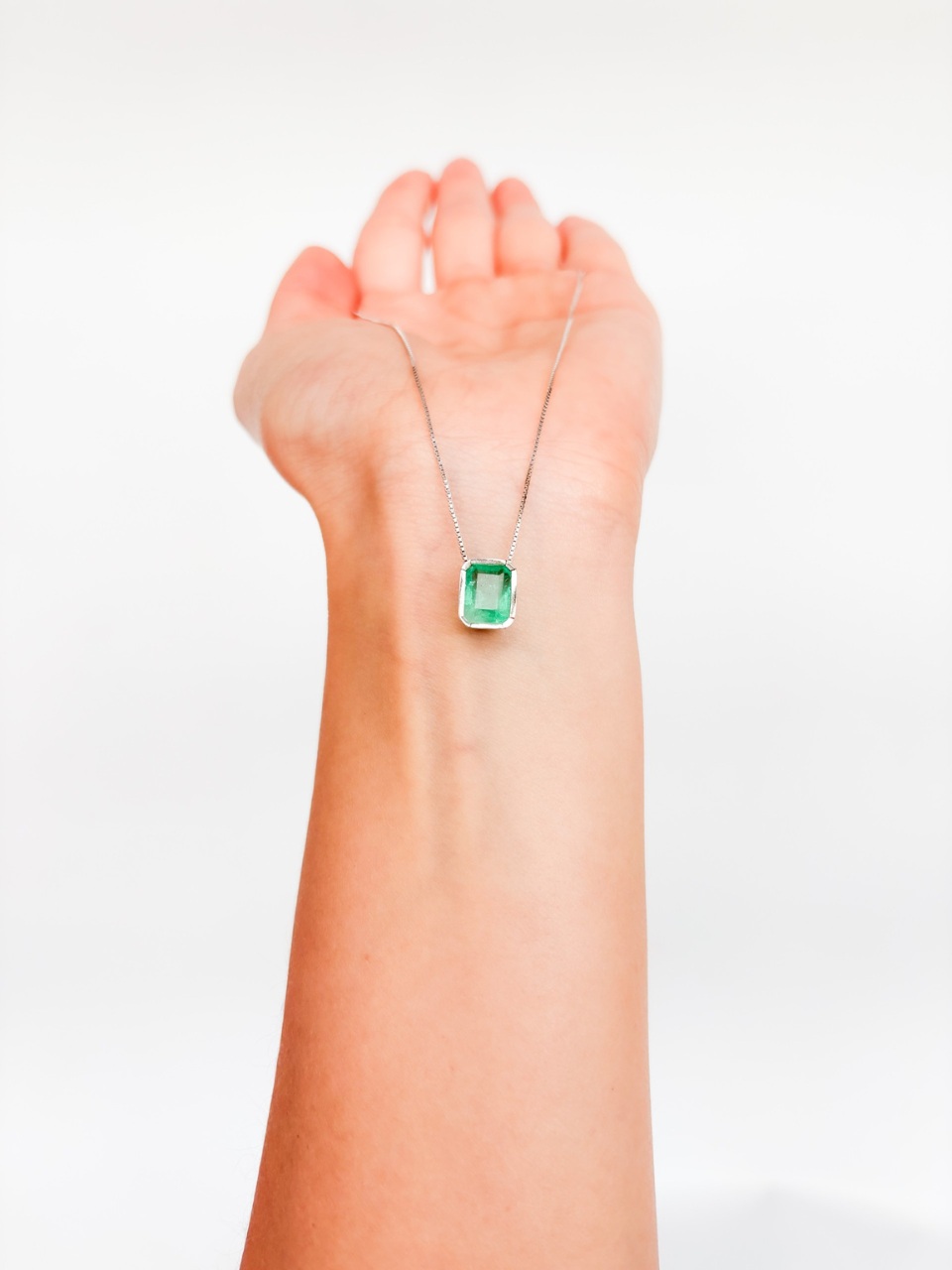 Cadena Yara con Esmeralda Bisel Cuadrada