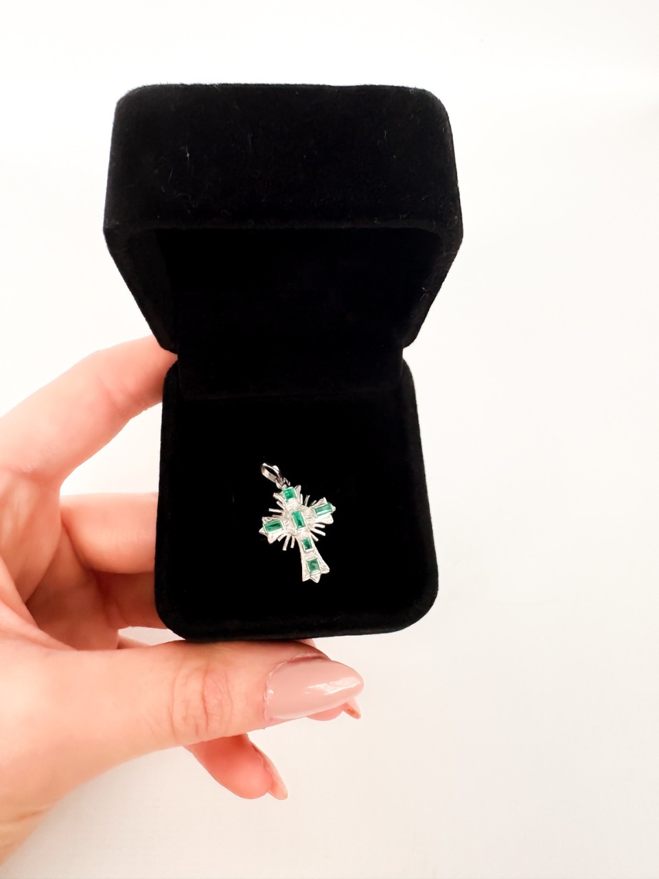 Dije Cruz con Esmeraldas Plata 925