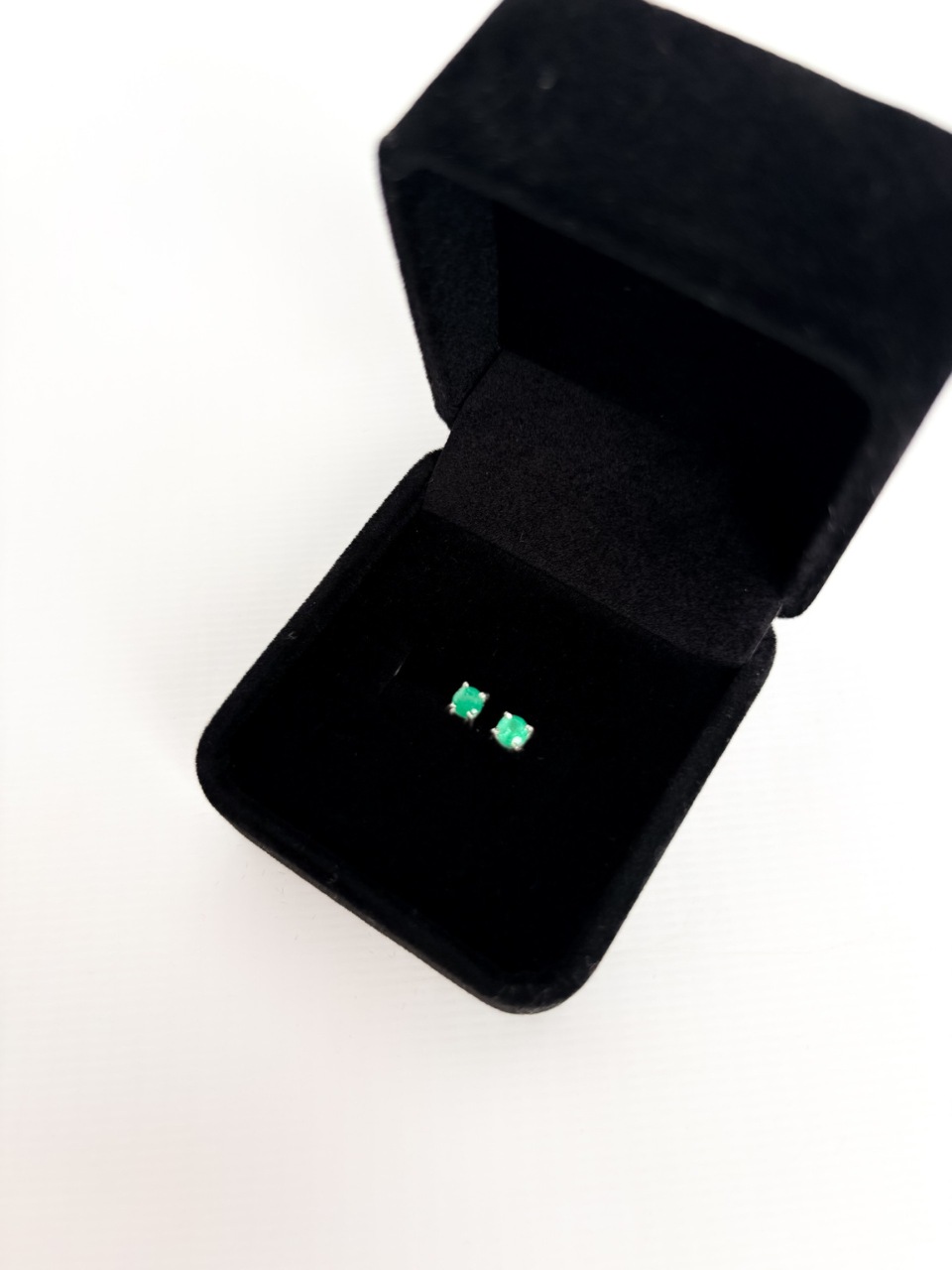 Topos esencial Caja Cuadrada con Esmeralda