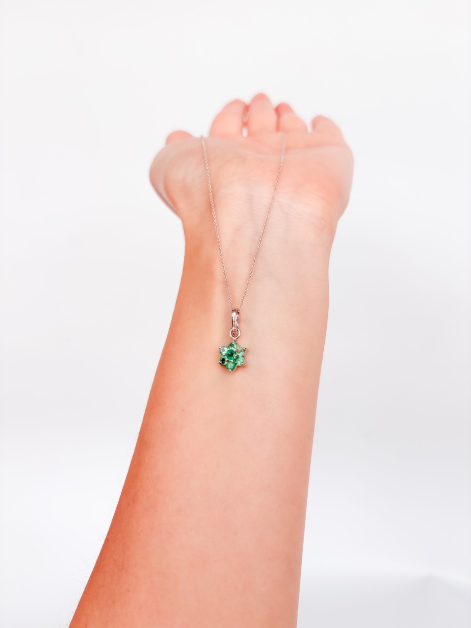 dijes flor esmeralda plata ( tipo lady di ) grande 2.