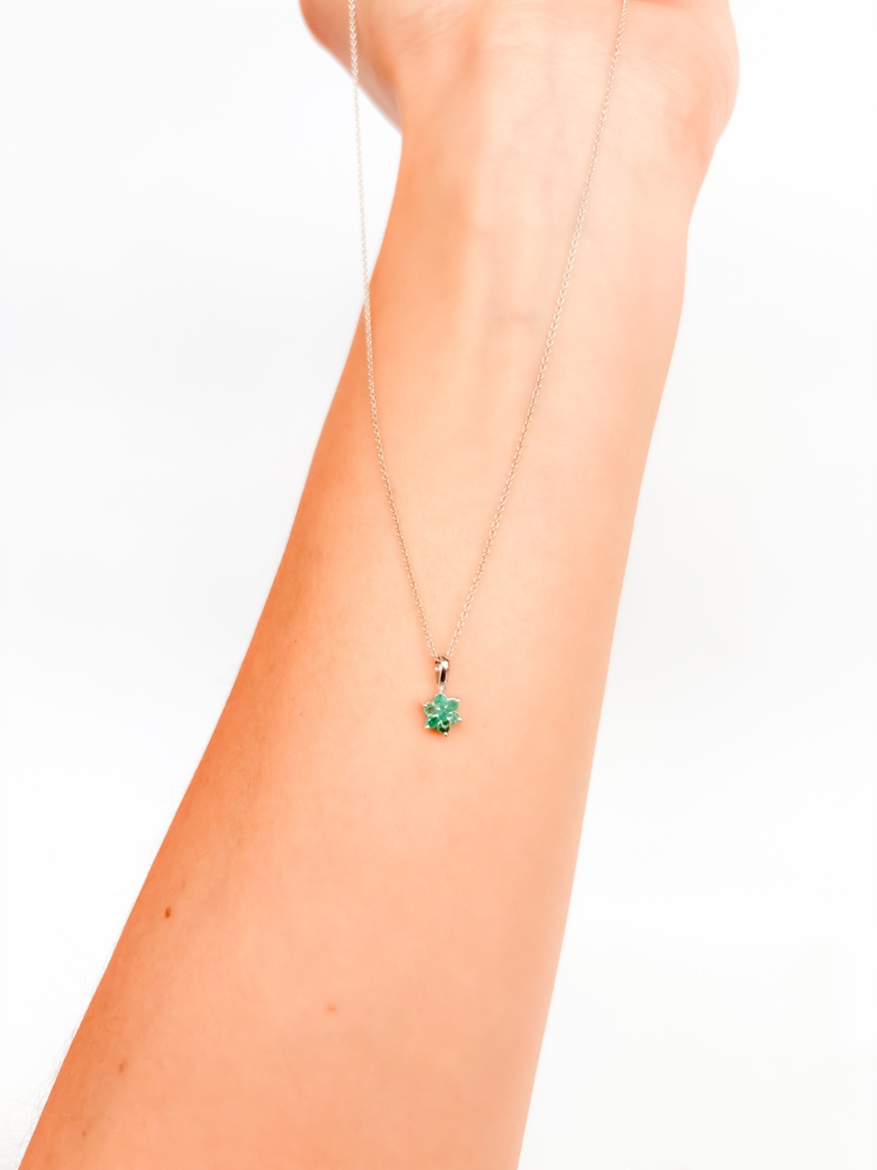 dijes mini flor esmeralda plata 2.