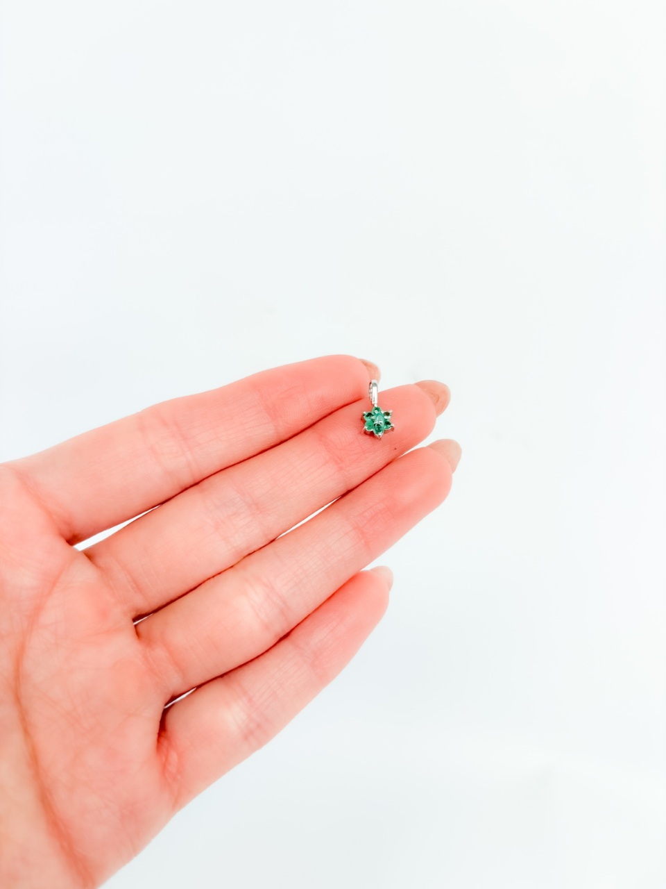 dijes mini flor esmeralda plata 3.