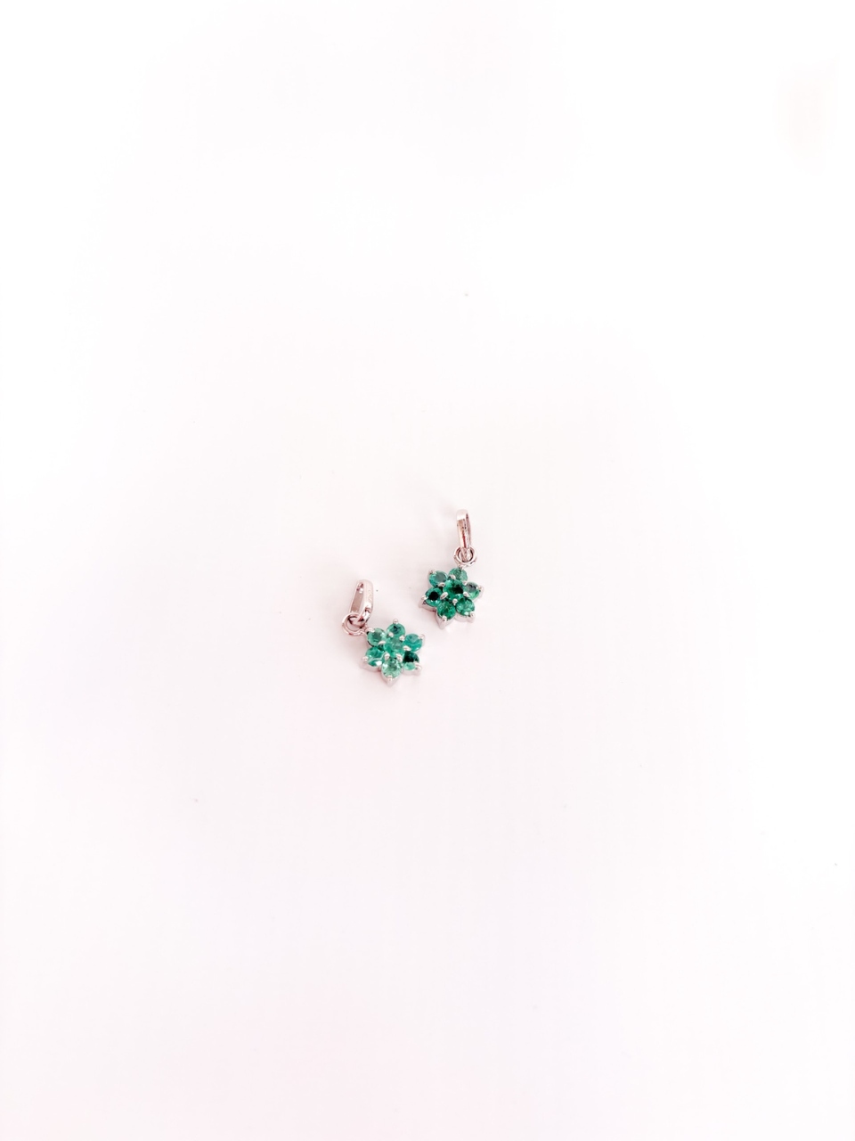 dijes mini flor esmeralda plata 4.