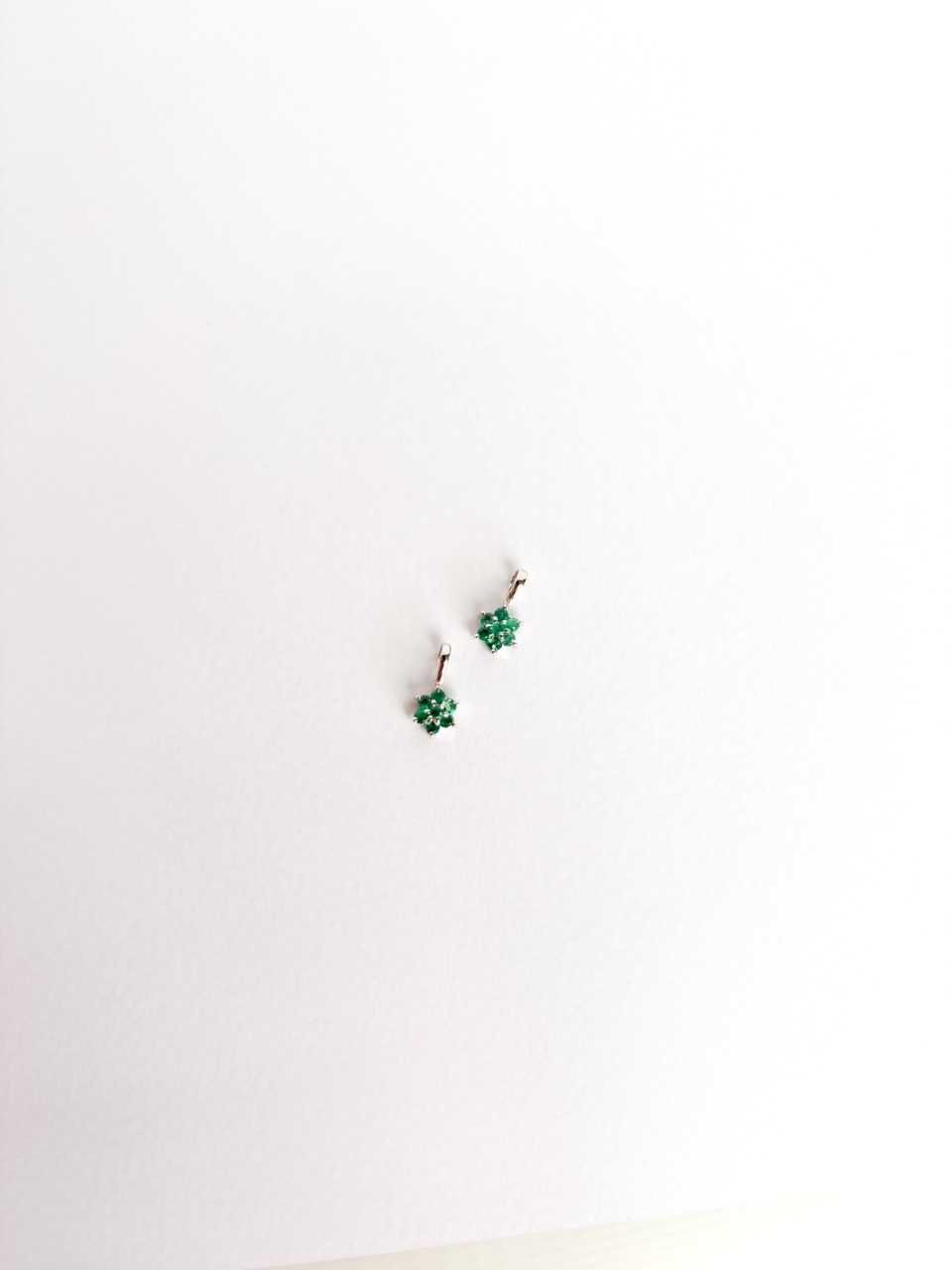 Dije Mini Lady Flor con Esmeraldas