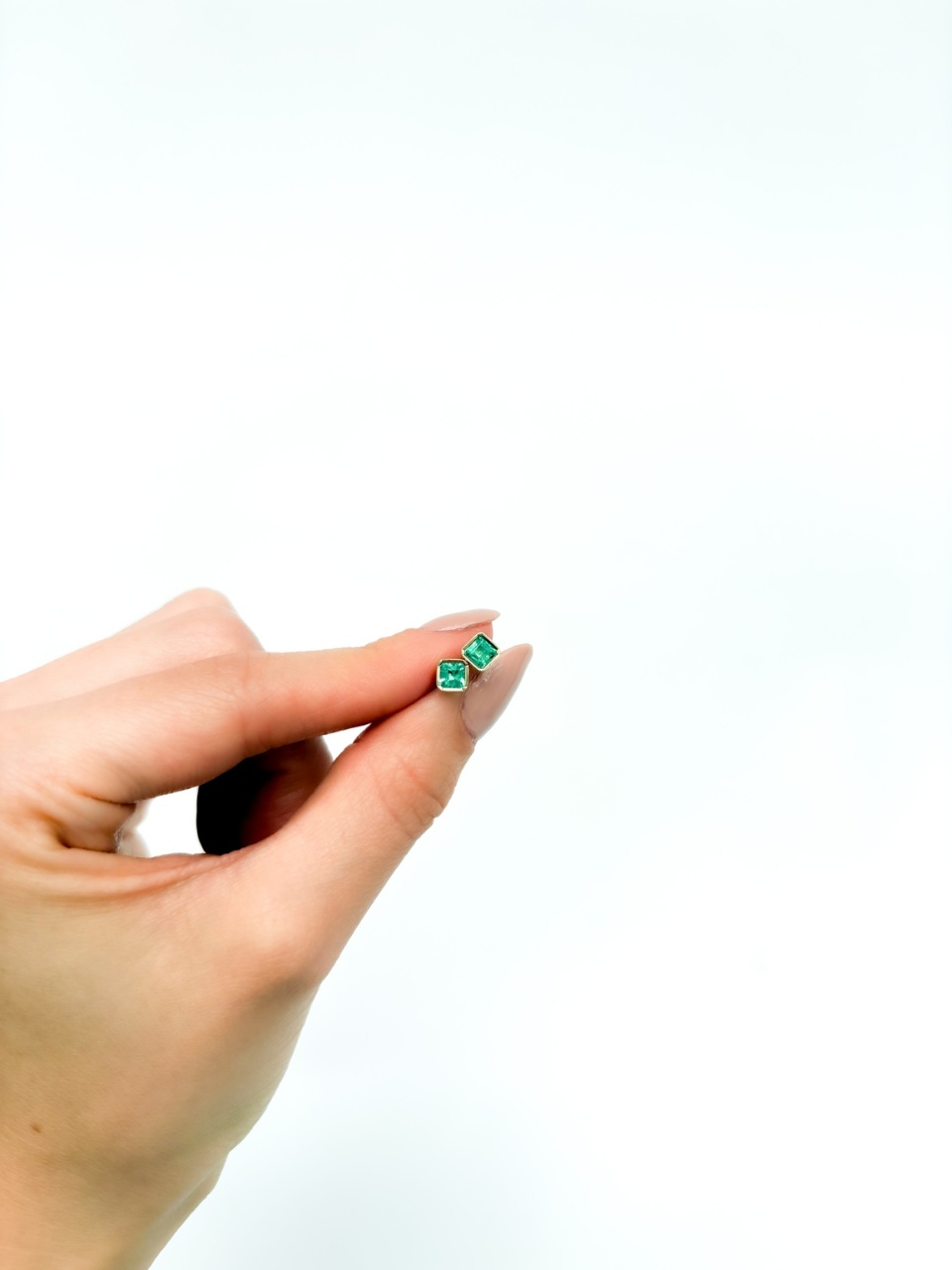 Topos Nadira Bisel Cuadrados en Oro Amarillo con Esmeralda